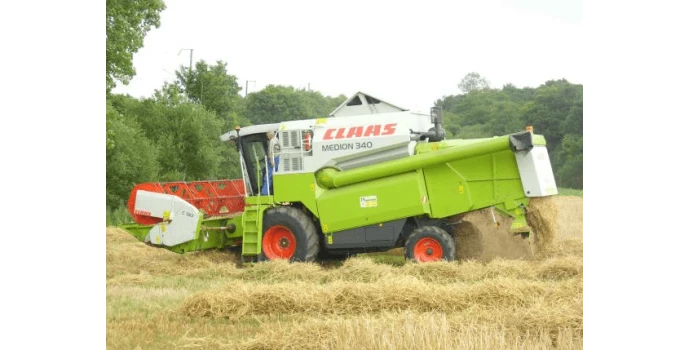 Ferme aux animaux avec tracteur Claas et accessoires Motor & Co